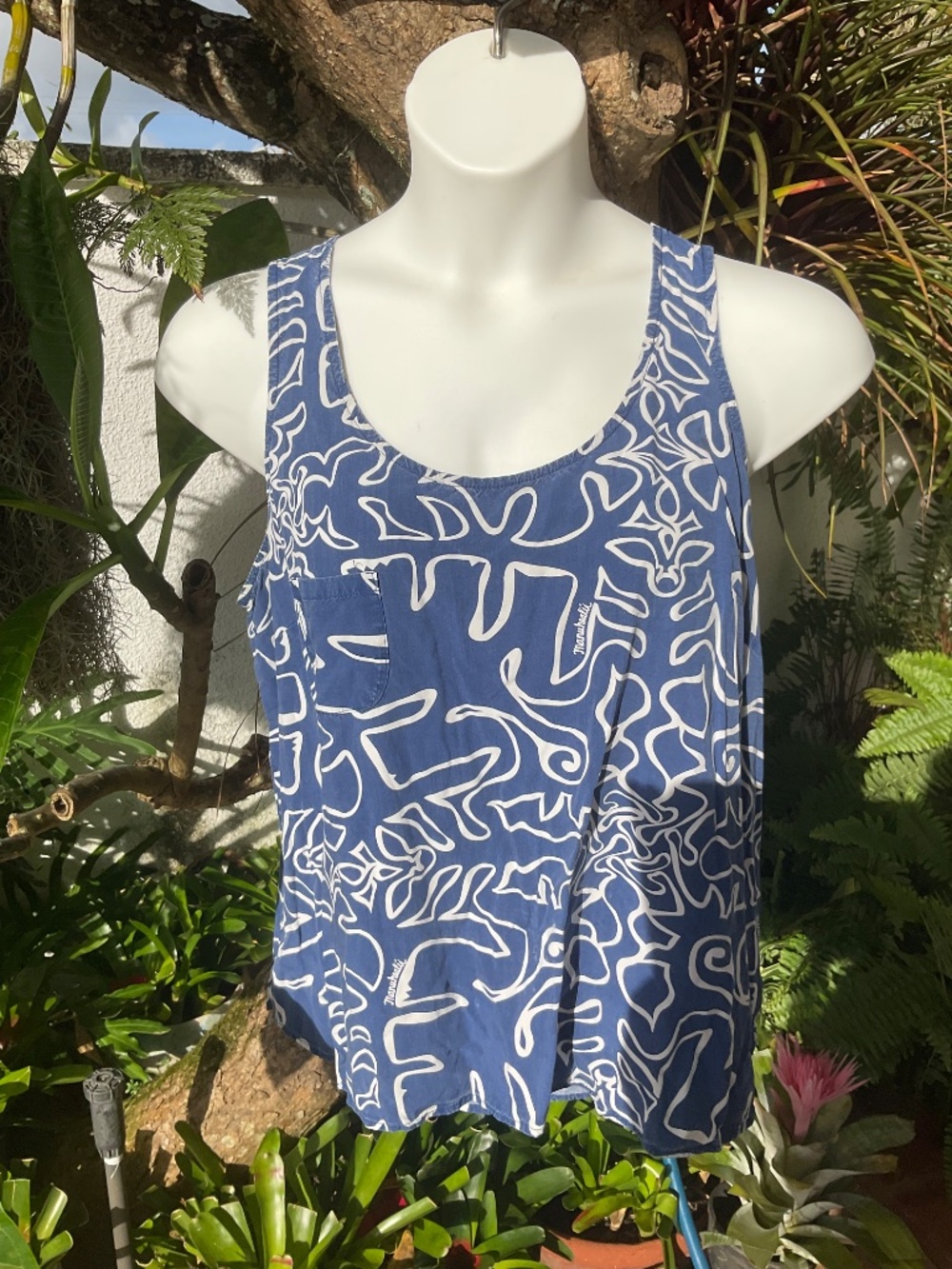 Manuheali’i Blue & White Sleeveless Top Size XL - Picture 2 of 6